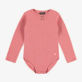 Body rose col henley en tricot côtelé irrégulier, enfant || Pink bodysuit with henley collar in irregular rib, child