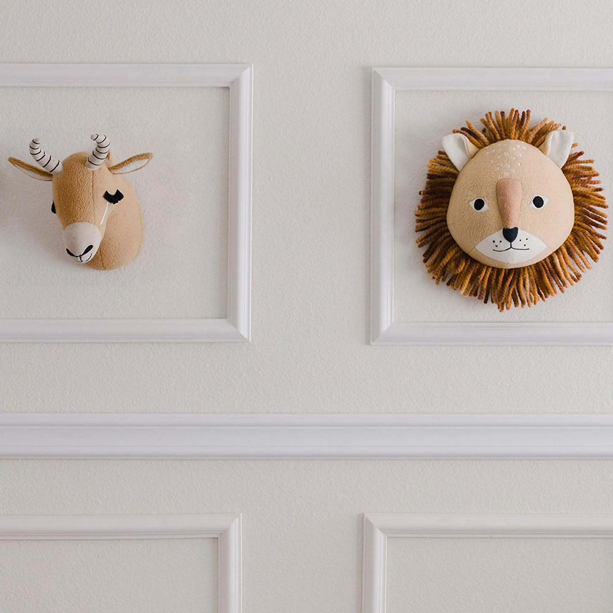 Crane Baby Room Decorative Plush Wall Decor (Size: 23 x 25 x 14 cm, Lion, Kendi Collection)