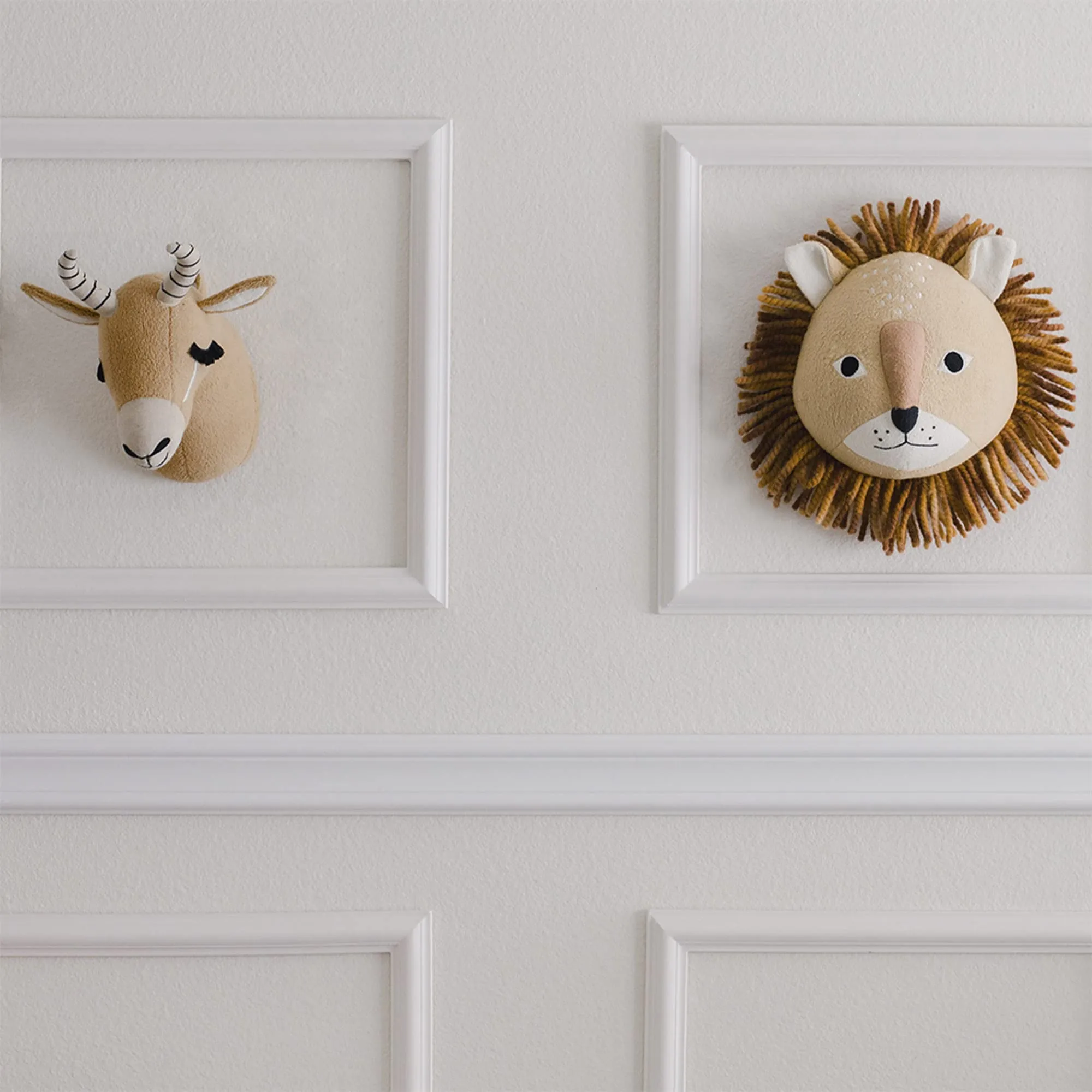 Crane Baby Room Decorative Plush Wall Decor (Size: 23 x 25 x 14 cm, Lion, Kendi Collection)