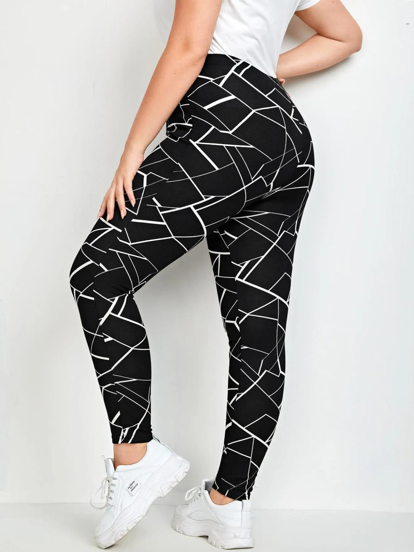 Geometric Cropped Plus Size Leggings