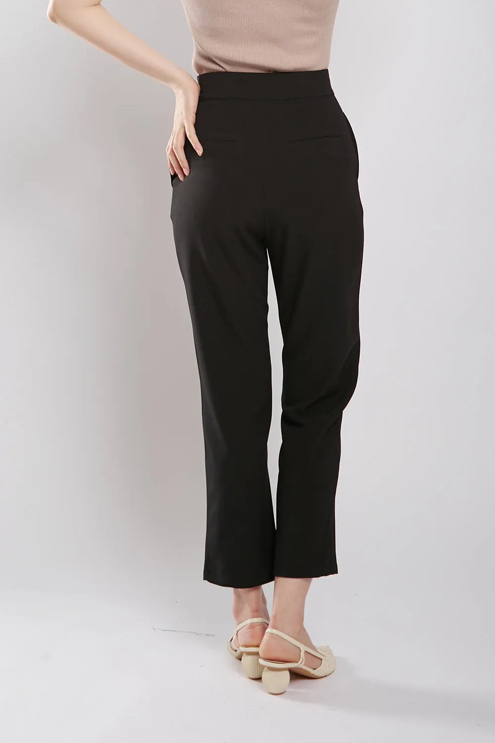 Yuri Tapered Pants in Black