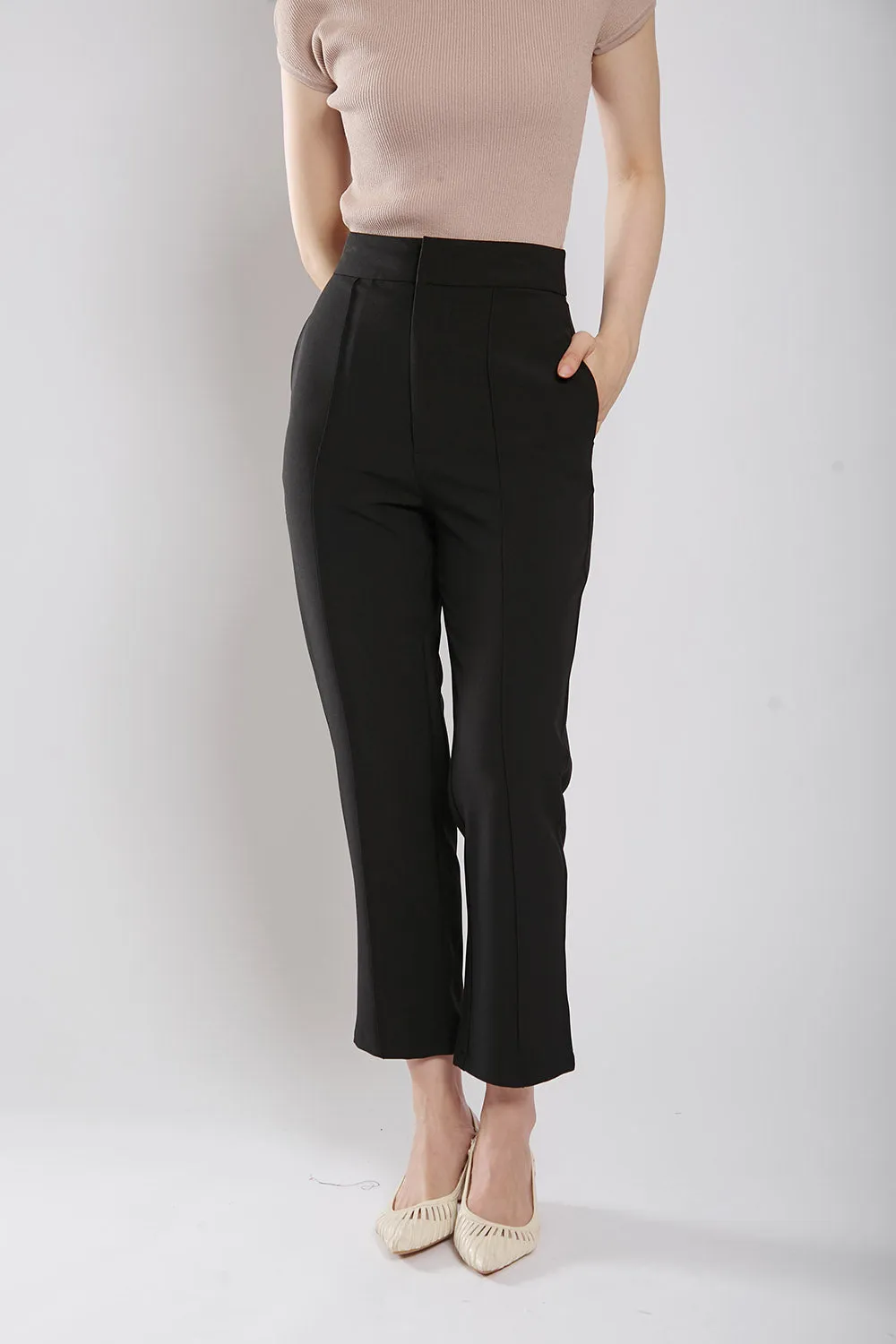 Yuri Tapered Pants in Black