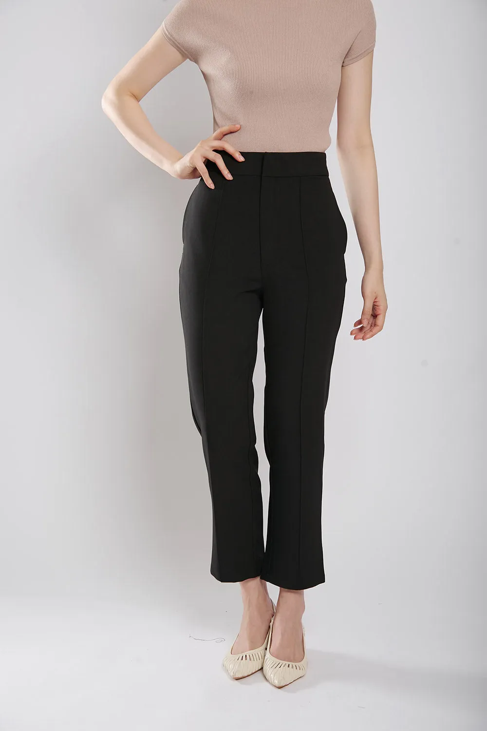 Yuri Tapered Pants in Black
