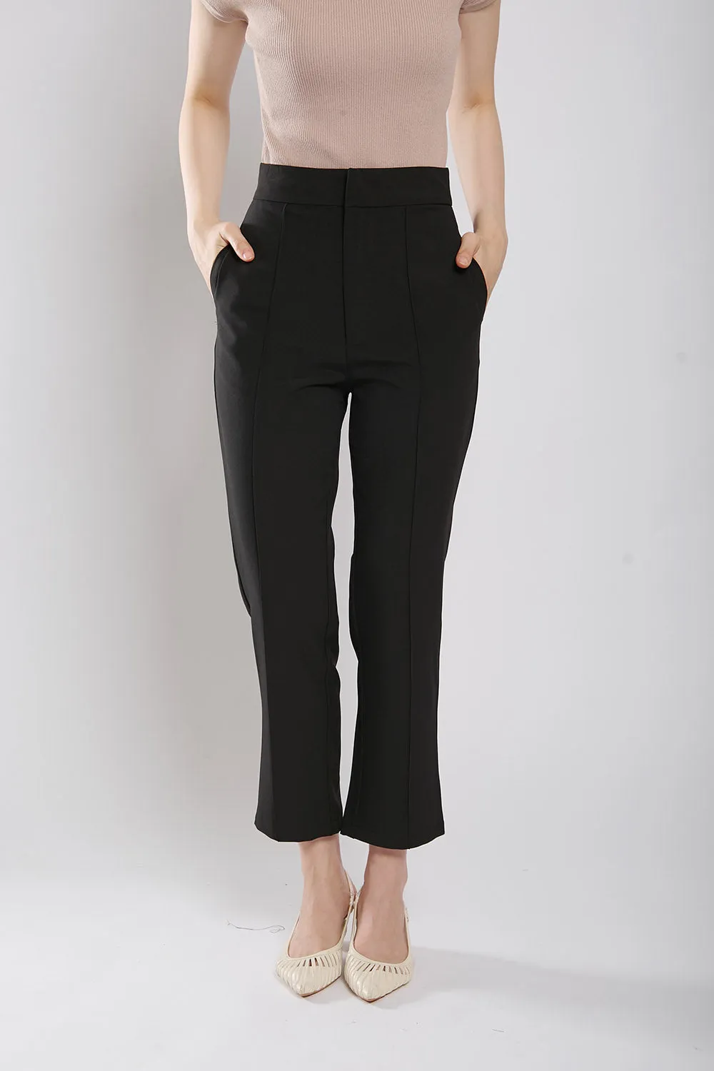Yuri Tapered Pants in Black